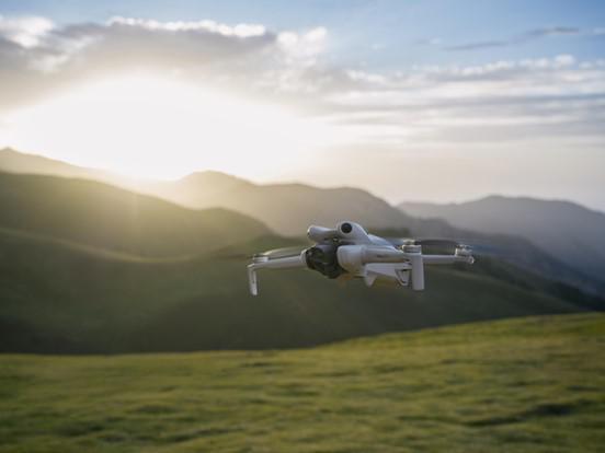 大疆发布全新DJI Mini 4 Pro 搭载全向避障技术