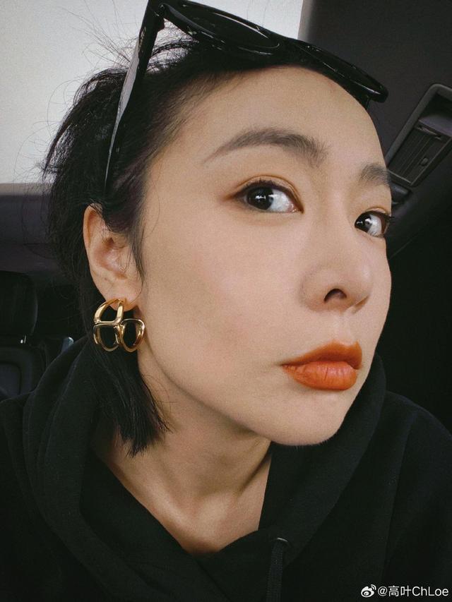 高叶出发巴黎时装周 卫衣配牛仔裙休闲清爽