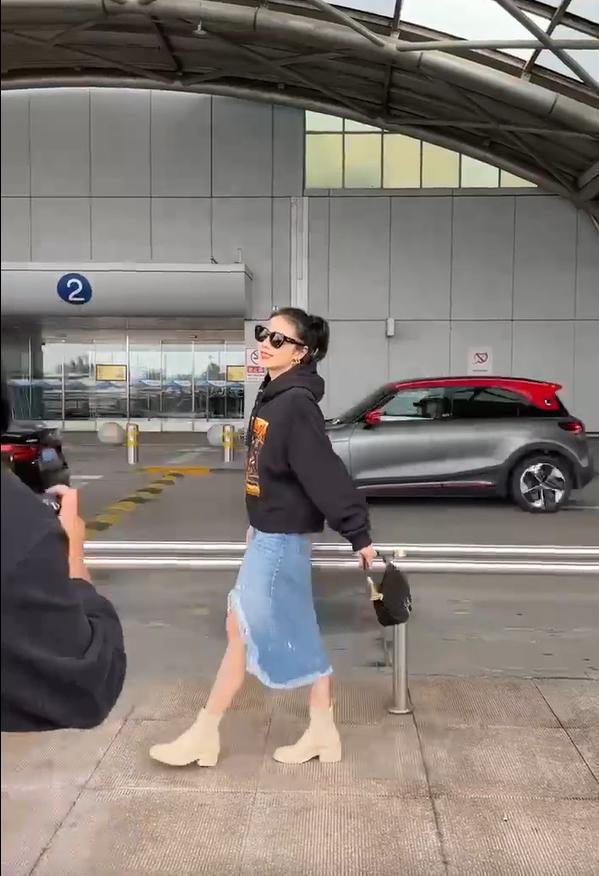 高叶出发巴黎时装周 卫衣配牛仔裙休闲清爽