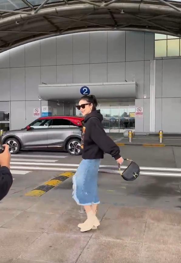 高叶出发巴黎时装周 卫衣配牛仔裙休闲清爽