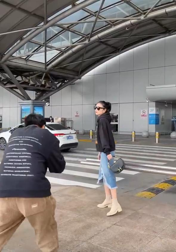 高叶出发巴黎时装周 卫衣配牛仔裙休闲清爽