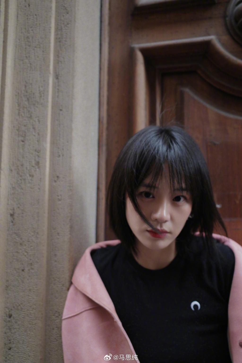 马思纯漫步街头 粉衣配黑靴心情好