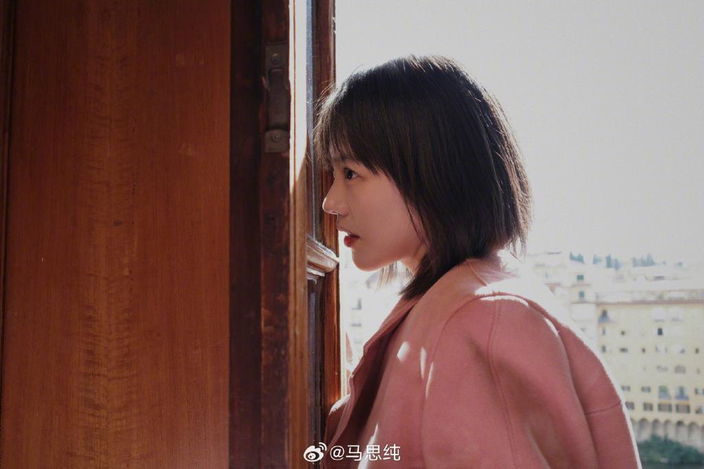 马思纯漫步街头 粉衣配黑靴心情好