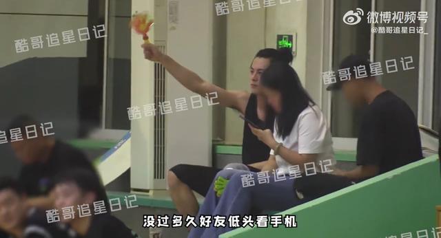 王鹤棣又被拍到打篮球 候场时双手举玩具为队友加油