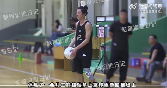 王鹤棣又被拍到打篮球 候场时双手举玩具为队友加油