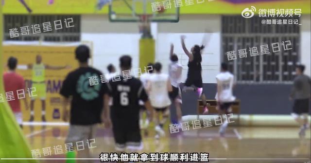 王鹤棣又被拍到打篮球 候场时双手举玩具为队友加油