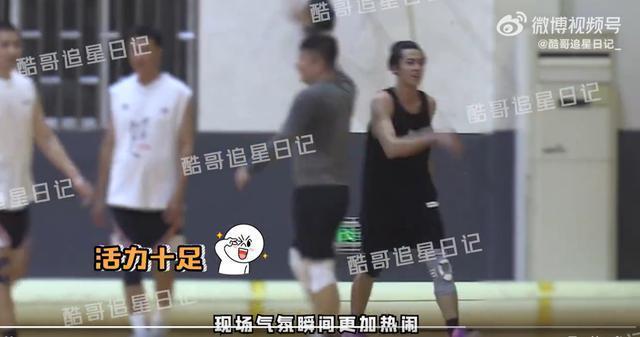 王鹤棣又被拍到打篮球 候场时双手举玩具为队友加油