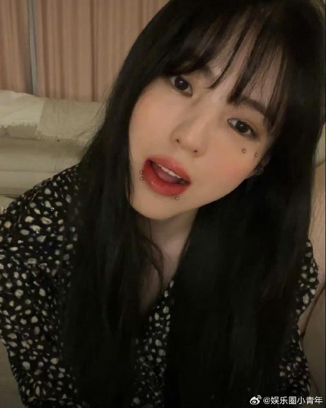 韩素希直播展示唇钉颧骨钉 造型亮眼帅酷随性