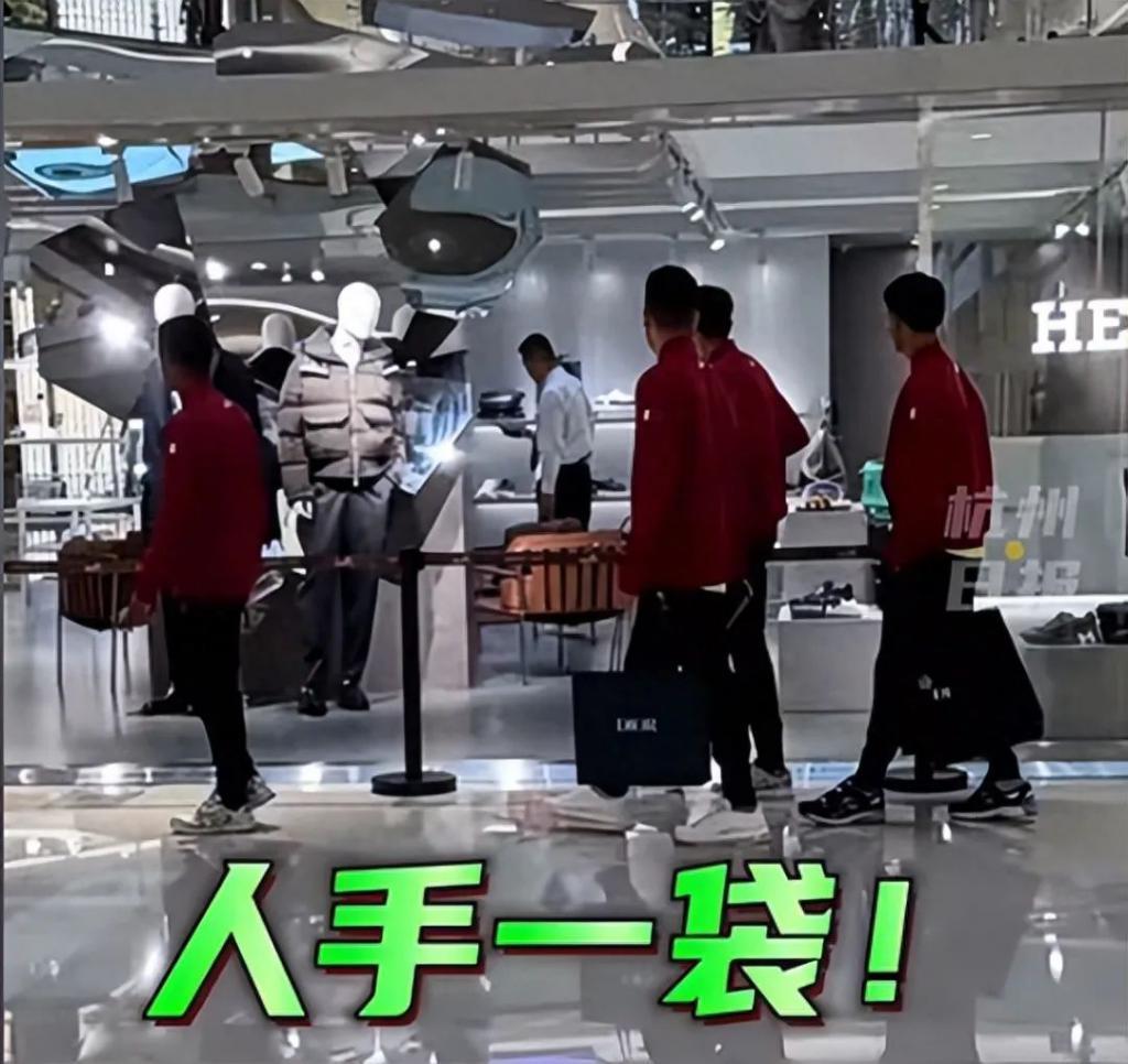 卡塔尔运动员杭州疯狂扫货，一个导购给6万小费，进店要求全包圆