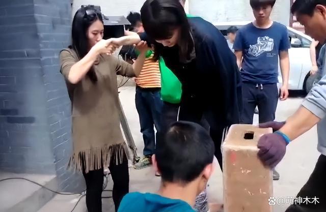 《伪装者》女主开撕胡歌！被撞断锁骨不让说，难忍被网暴十年