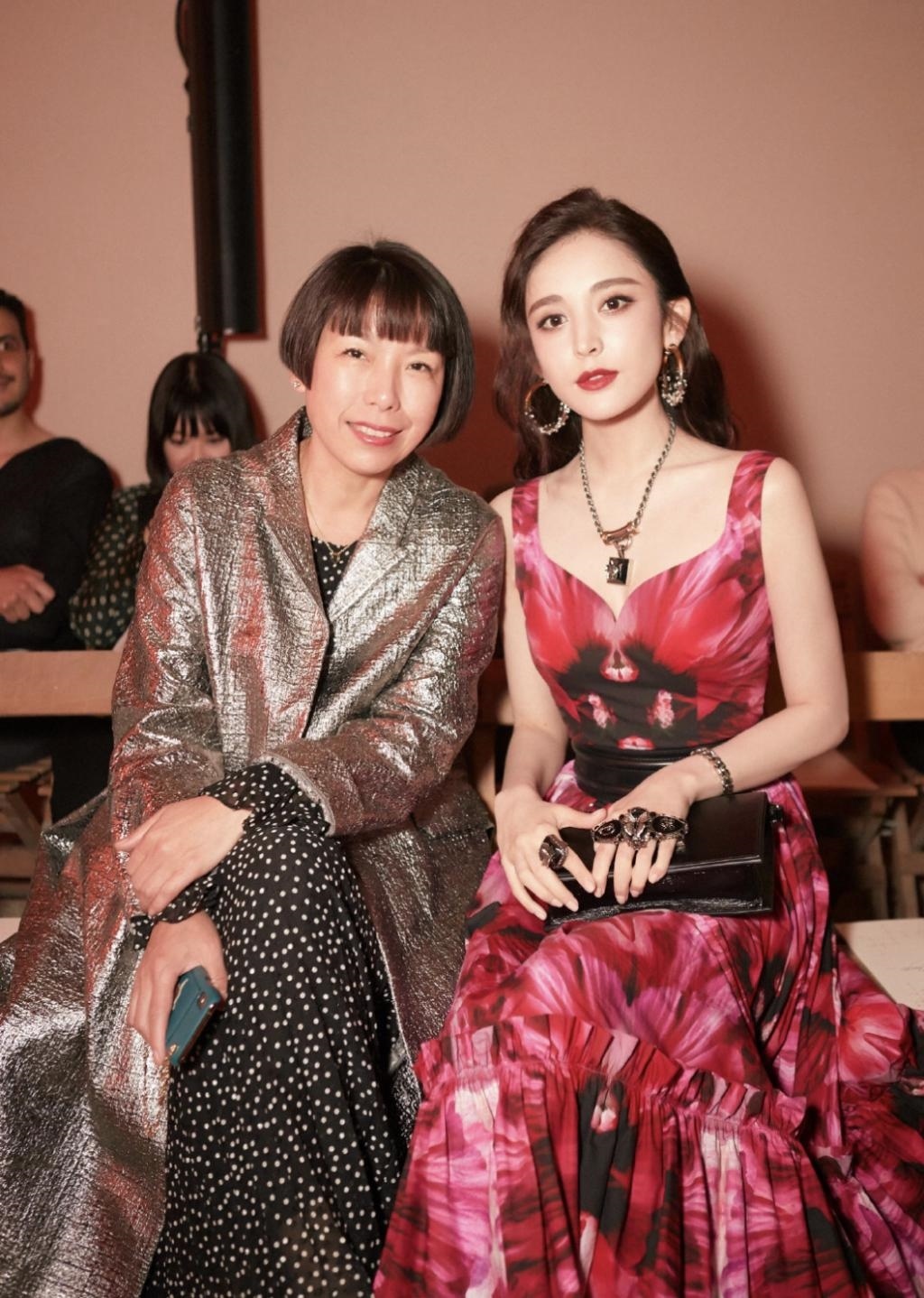 巴黎这一夜，热巴成毅受期待，但47岁的她又“秒了全世界”