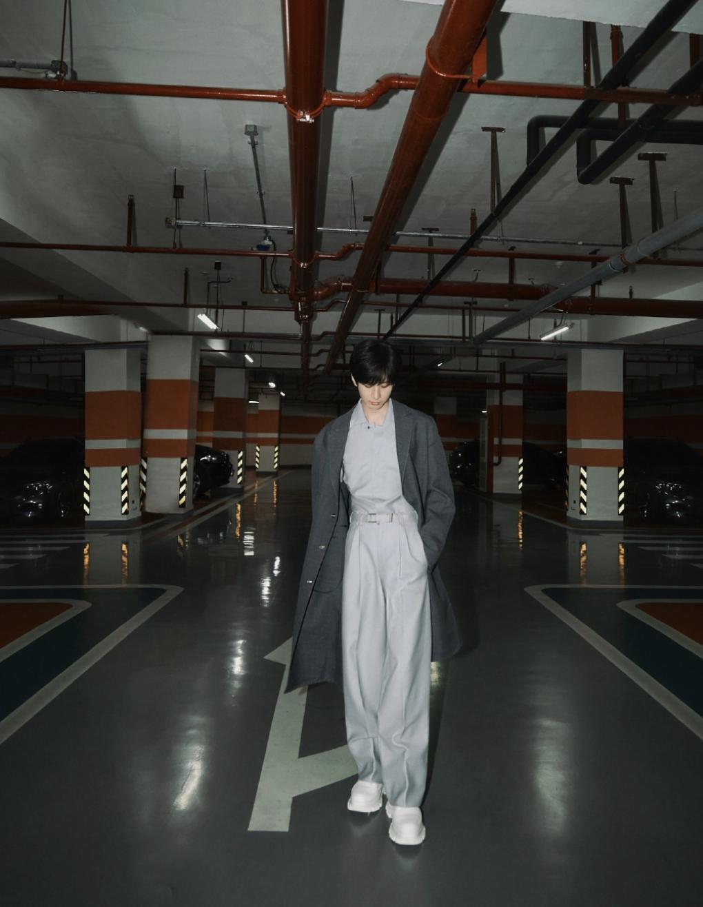 巴黎这一夜，热巴成毅受期待，但47岁的她又“秒了全世界”