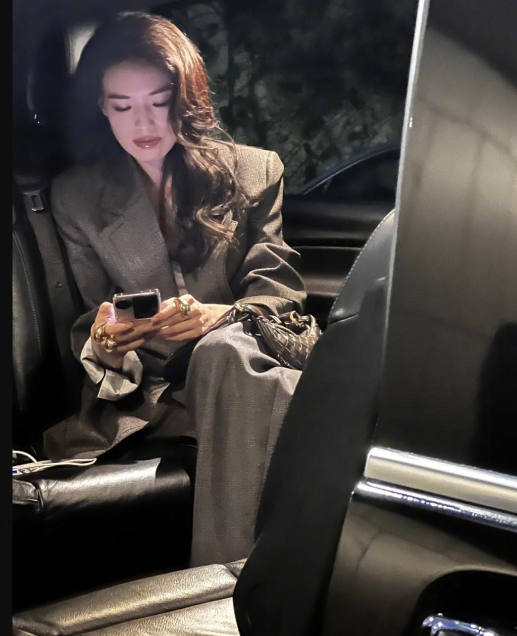 巴黎这一夜，热巴成毅受期待，但47岁的她又“秒了全世界”