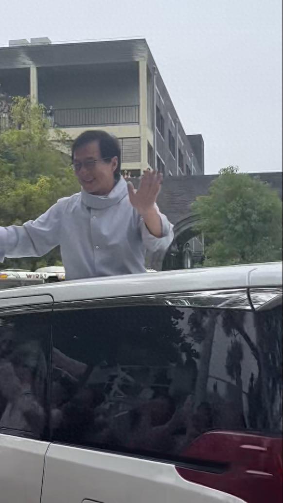 成龙百万豪车现身大学校园！任职高校院长车顶挥手致意，全校沸腾
