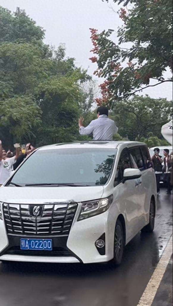 成龙百万豪车现身大学校园！任职高校院长车顶挥手致意，全校沸腾