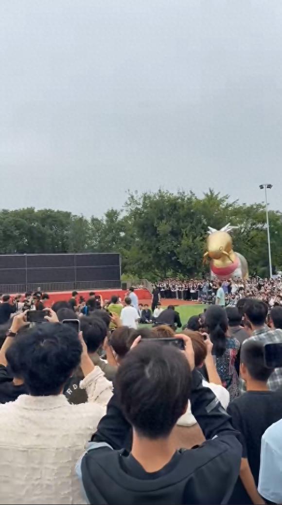 成龙百万豪车现身大学校园！任职高校院长车顶挥手致意，全校沸腾