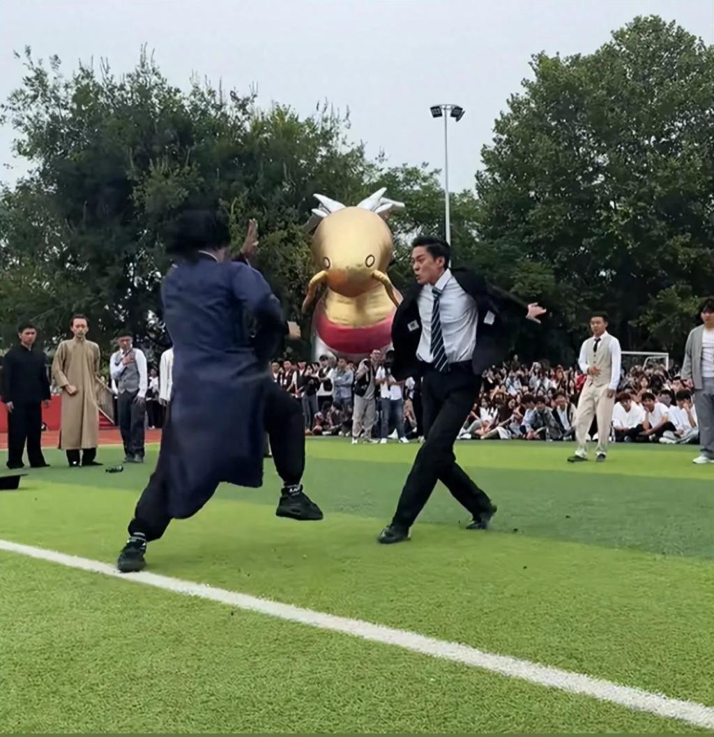 成龙百万豪车现身大学校园！任职高校院长车顶挥手致意，全校沸腾