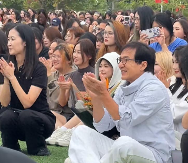 成龙百万豪车现身大学校园！任职高校院长车顶挥手致意，全校沸腾