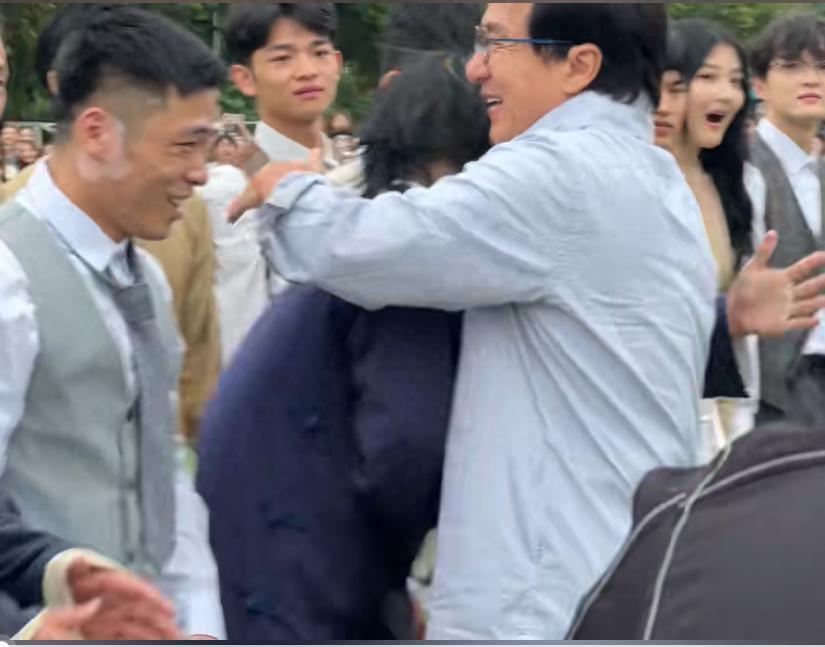 成龙百万豪车现身大学校园！任职高校院长车顶挥手致意，全校沸腾
