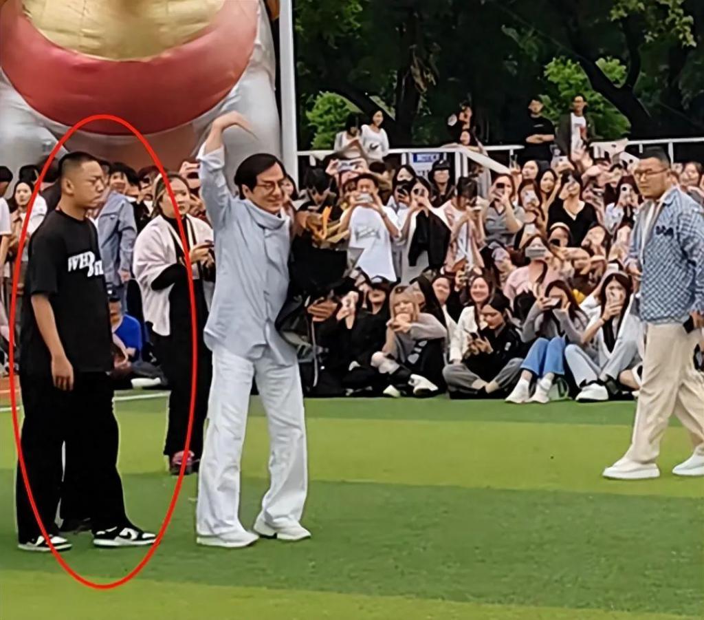 成龙百万豪车现身大学校园！任职高校院长车顶挥手致意，全校沸腾