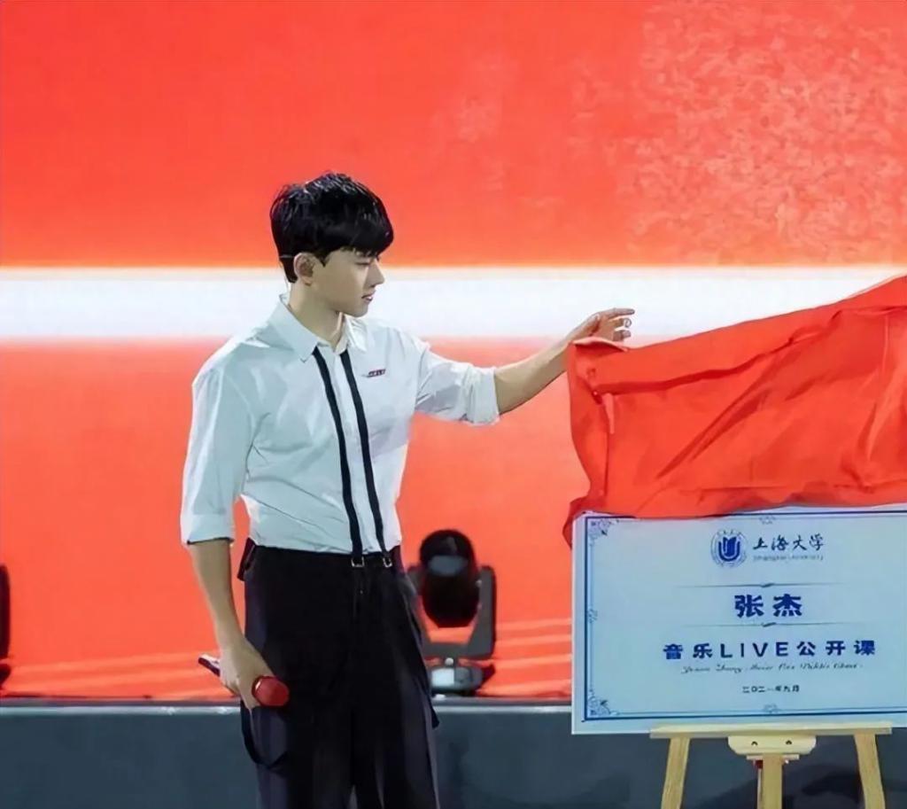 成龙百万豪车现身大学校园！任职高校院长车顶挥手致意，全校沸腾