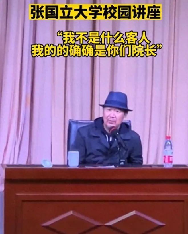 成龙百万豪车现身大学校园！任职高校院长车顶挥手致意，全校沸腾