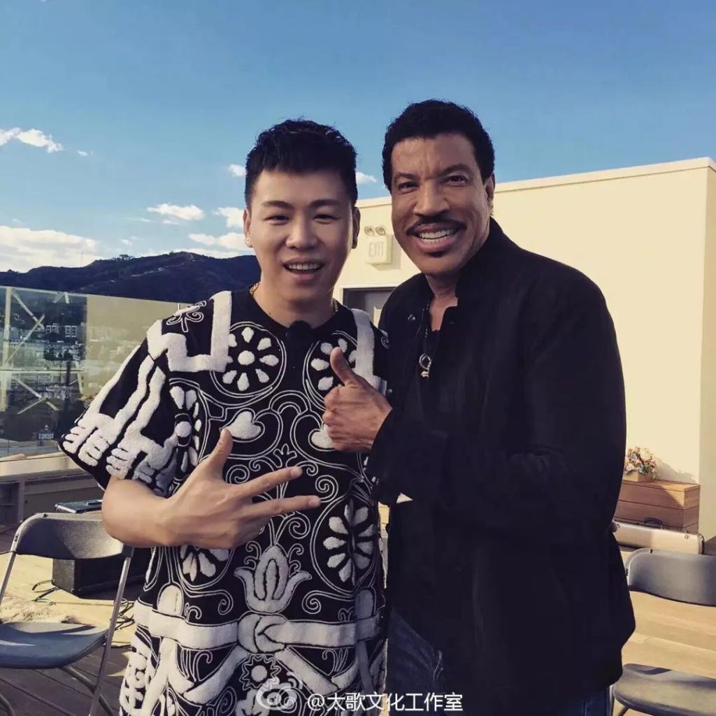 一夜翻红的他，除了脸都是顶配