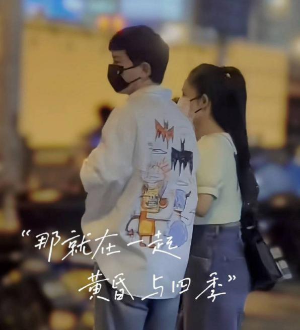 张杰谢娜结婚12周年，牵手轧马路太甜蜜
