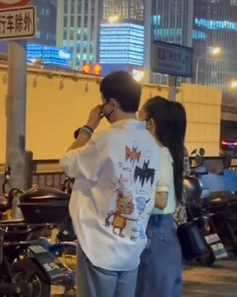 张杰谢娜结婚12周年，牵手轧马路太甜蜜