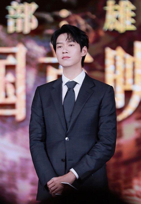 魏大勋穿黑西装出席《志愿军：雄兵出击》全国首映礼