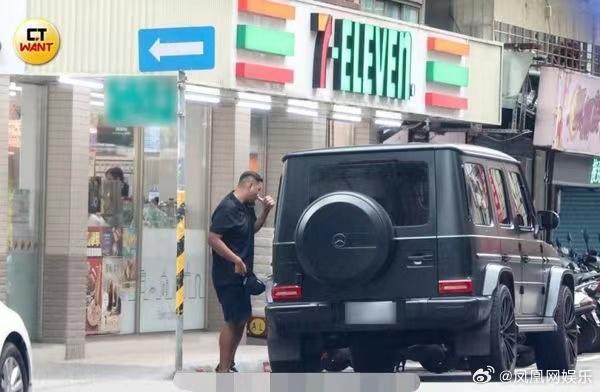 陈建州路边两次违规停车 后接双胞胎儿子返回豪宅