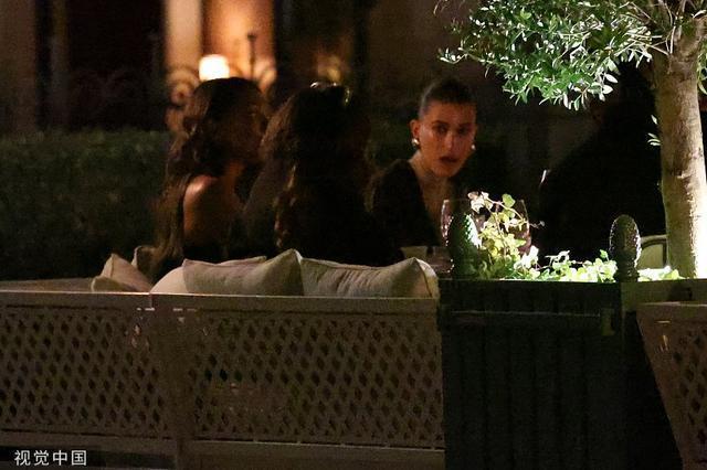 海莉·比伯穿黑色皮衣戴墨镜 外出与好友享用晚餐