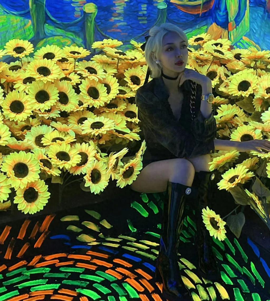 郭美美二次出狱重走炫富老路，背顶奢包戴10万戒指，秀身材变化大