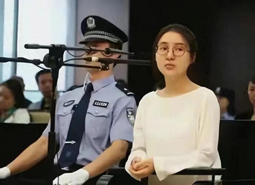 郭美美二次出狱重走炫富老路，背顶奢包戴10万戒指，秀身材变化大