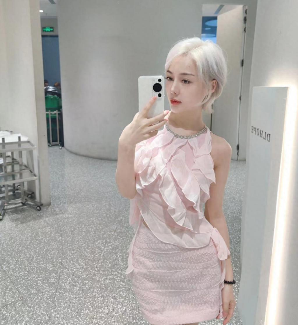 郭美美二次出狱重走炫富老路，背顶奢包戴10万戒指，秀身材变化大