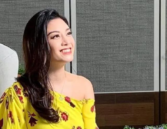 44岁廖碧儿在香港坐地铁，素颜似普通人，摆脱拜金女标签