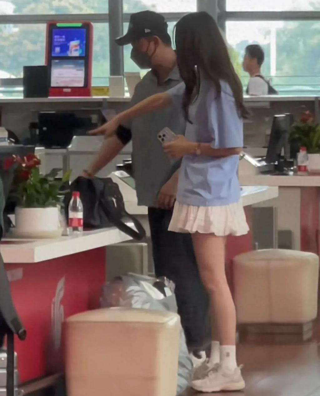 林峯机场秀恩爱，搂张馨月入怀贴贴抱抱，结婚4年生活仍像偶像剧