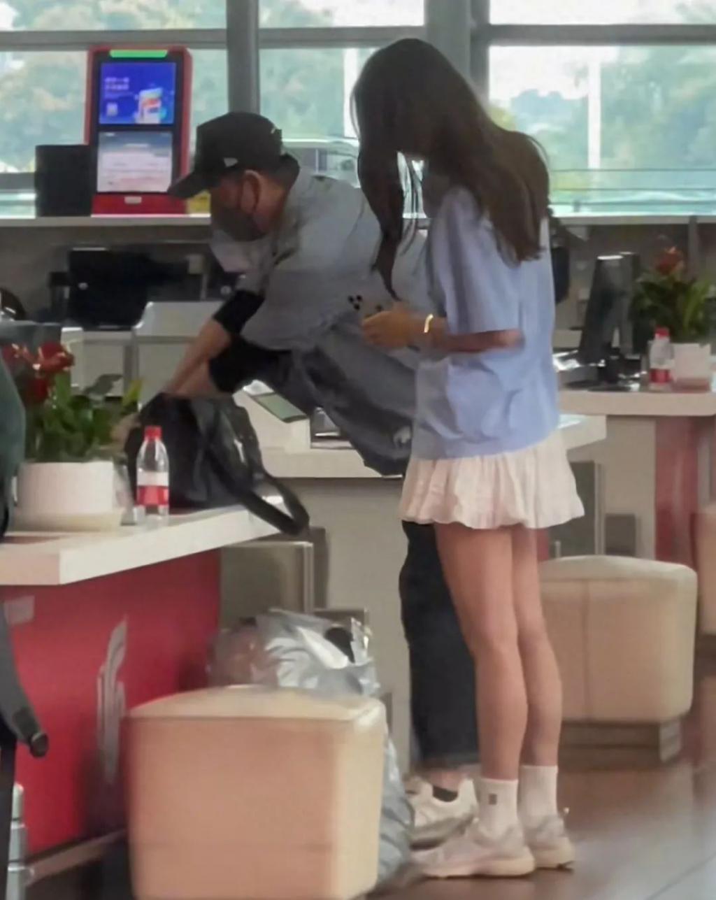 林峯机场秀恩爱，搂张馨月入怀贴贴抱抱，结婚4年生活仍像偶像剧