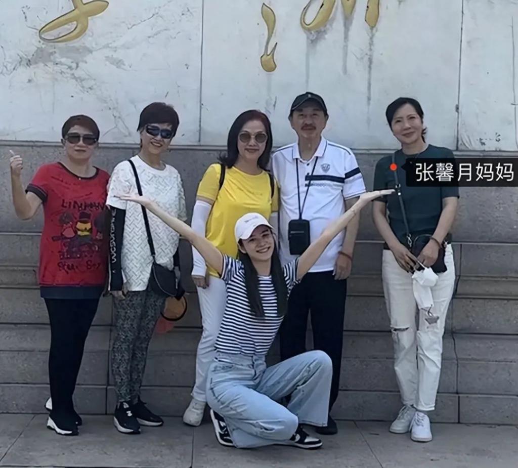 林峯机场秀恩爱，搂张馨月入怀贴贴抱抱，结婚4年生活仍像偶像剧