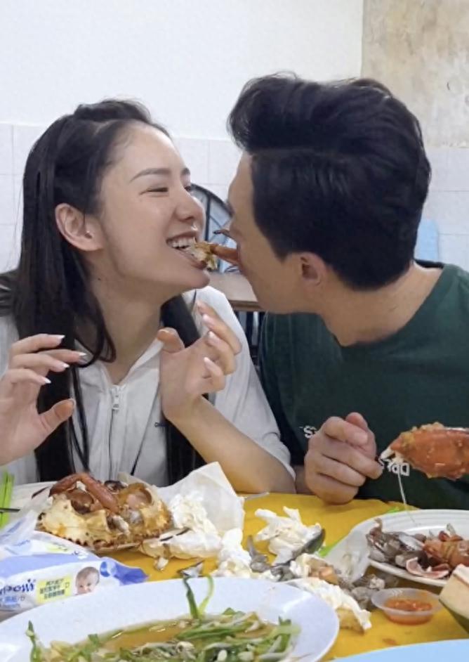 林峯机场秀恩爱，搂张馨月入怀贴贴抱抱，结婚4年生活仍像偶像剧