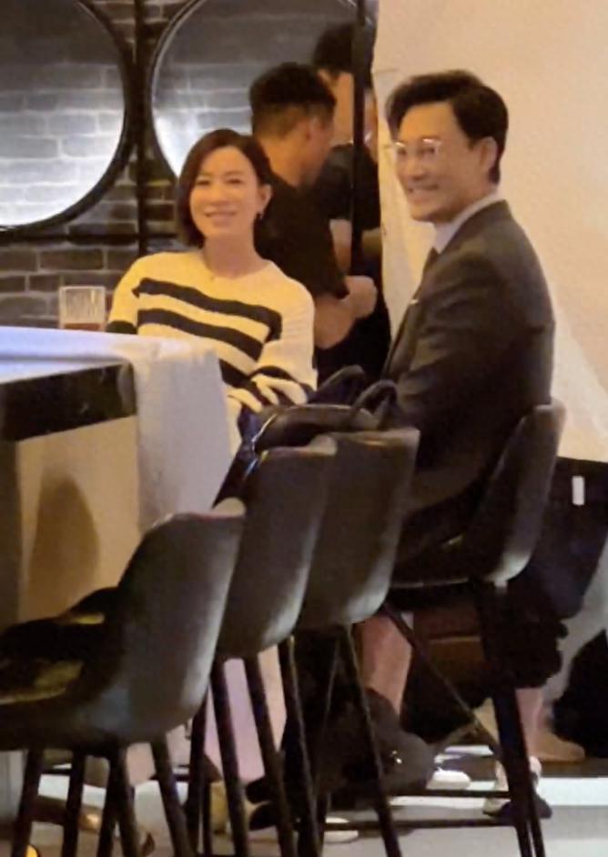 林峯机场秀恩爱，搂张馨月入怀贴贴抱抱，结婚4年生活仍像偶像剧