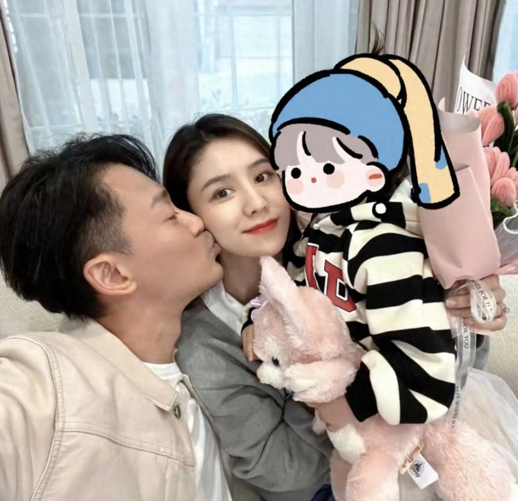 林峯机场秀恩爱，搂张馨月入怀贴贴抱抱，结婚4年生活仍像偶像剧