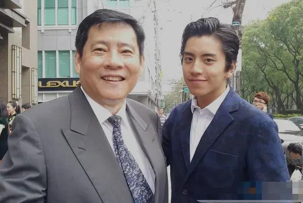 逼婚决裂才2月又有新欢，旧爱崩溃街头爆哭？