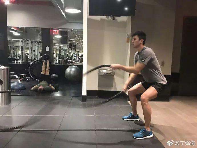 潘展乐夺冠，宁泽涛却冲上热搜，意气风发背后藏着已经陨落的飞鱼