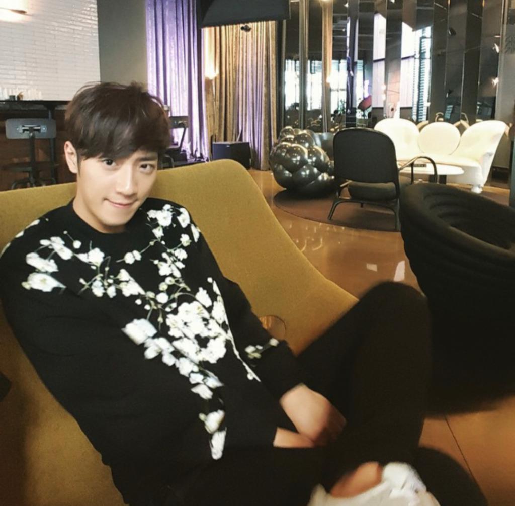 帅气男演员承认与圈外秘恋女友结婚！又一对CP be了！