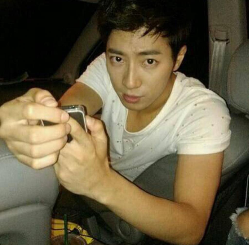 帅气男演员承认与圈外秘恋女友结婚！又一对CP be了！