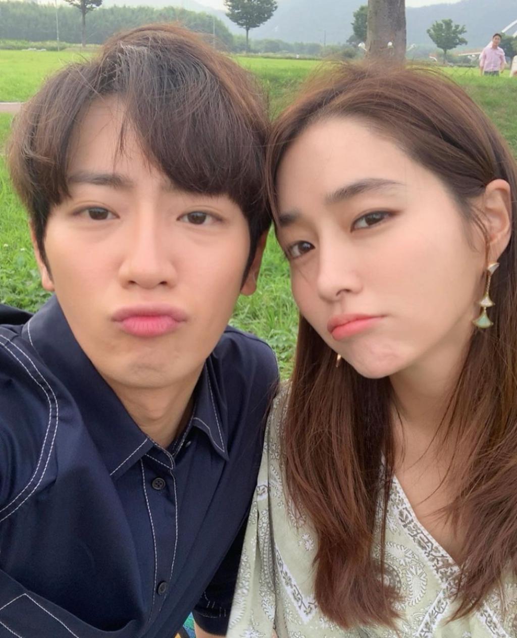 帅气男演员承认与圈外秘恋女友结婚！又一对CP be了！