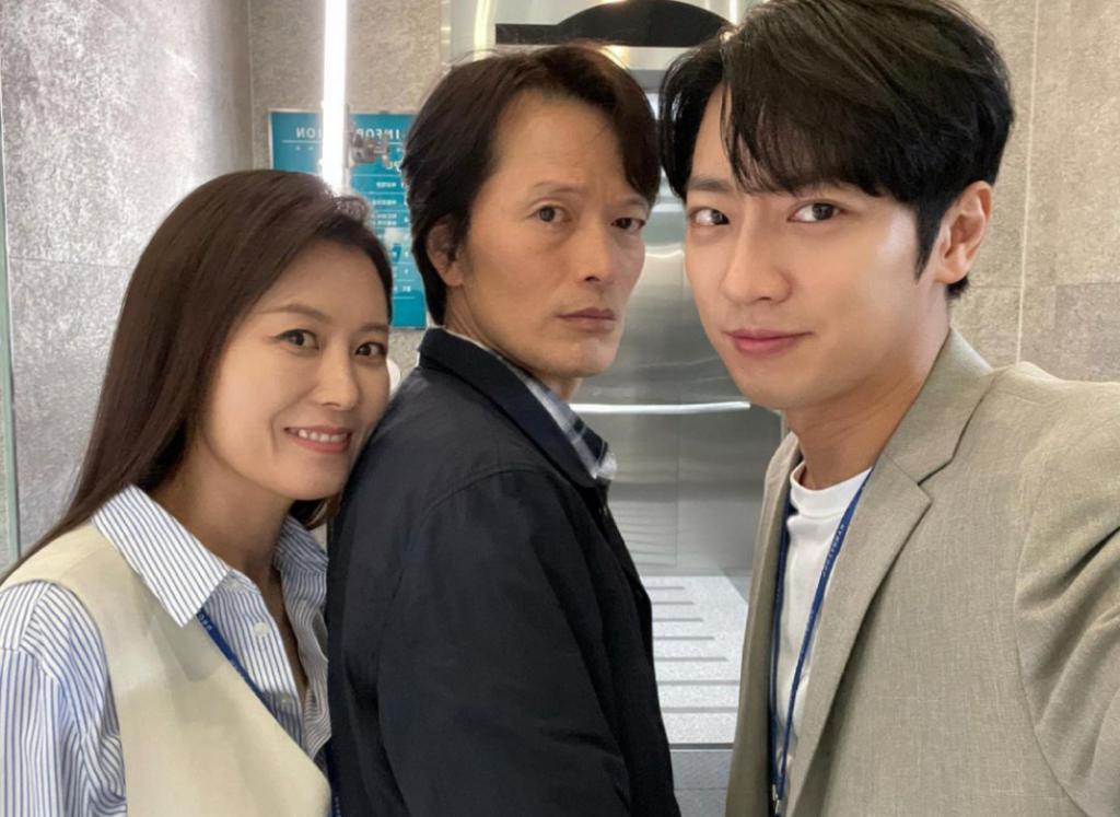 帅气男演员承认与圈外秘恋女友结婚！又一对CP be了！