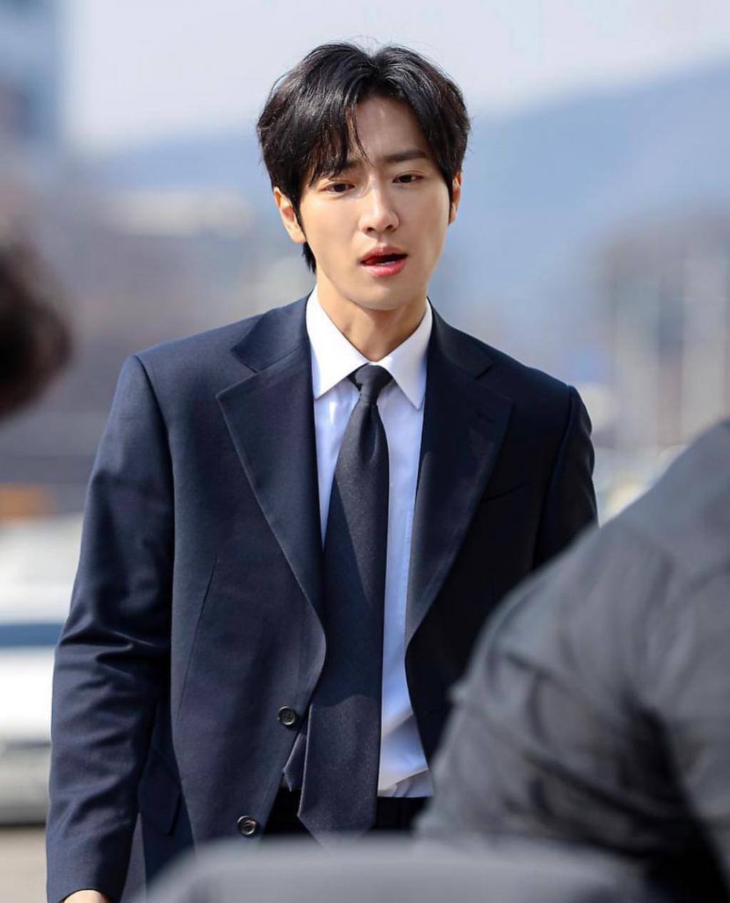 帅气男演员承认与圈外秘恋女友结婚！又一对CP be了！