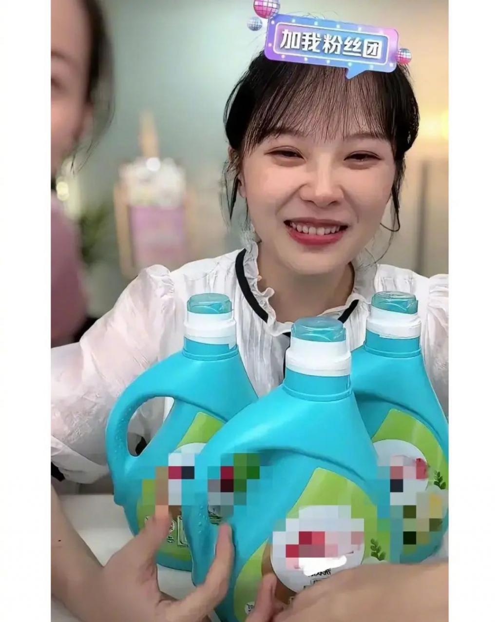 终于，曾经在小花园里“挖呀挖”的她们，还是走向了直播带货